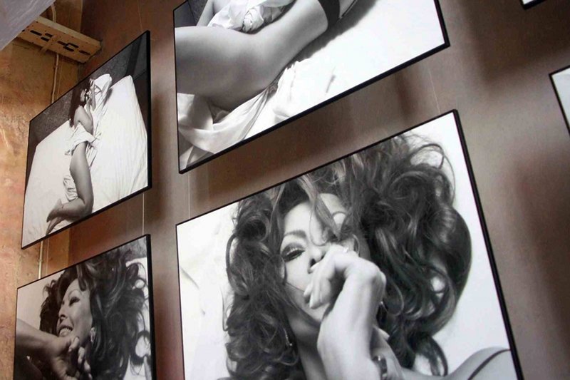 Wystawa "Kalendarz Pirelli. Jedno łóżko i pięć opowieści" w studiu fotograficznym Avalon w 2007 roku.