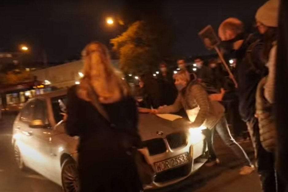 To funkcjonariusz ABW miał potrącić demonstrantki w Warszawie.