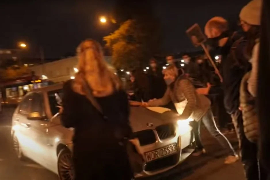 To funkcjonariusz ABW miał potrącić demonstrantki w Warszawie.