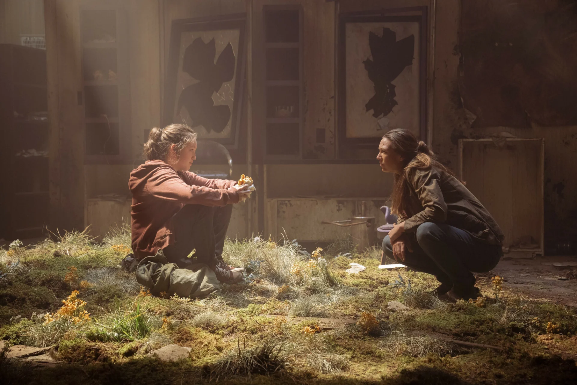 Bella Ramsey jako Ellie i Anna Torv jako Tess w serialu "The Last of Us".