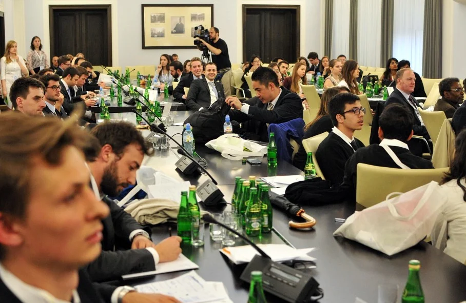 Uczestnicy WNR podczas negocjacji w senacie.