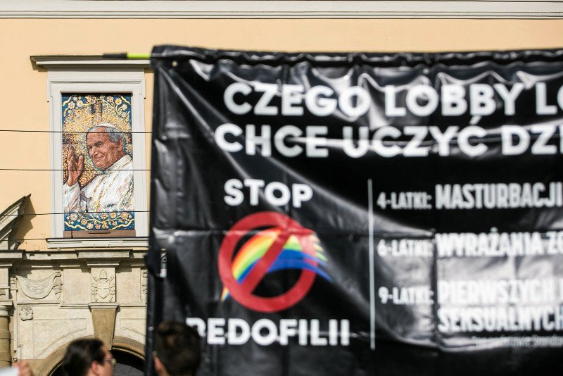 Projekt pod hasłem "Stop pedofilii" przewiduje kary więzienia za niektóre formy edukacji seksualnej.