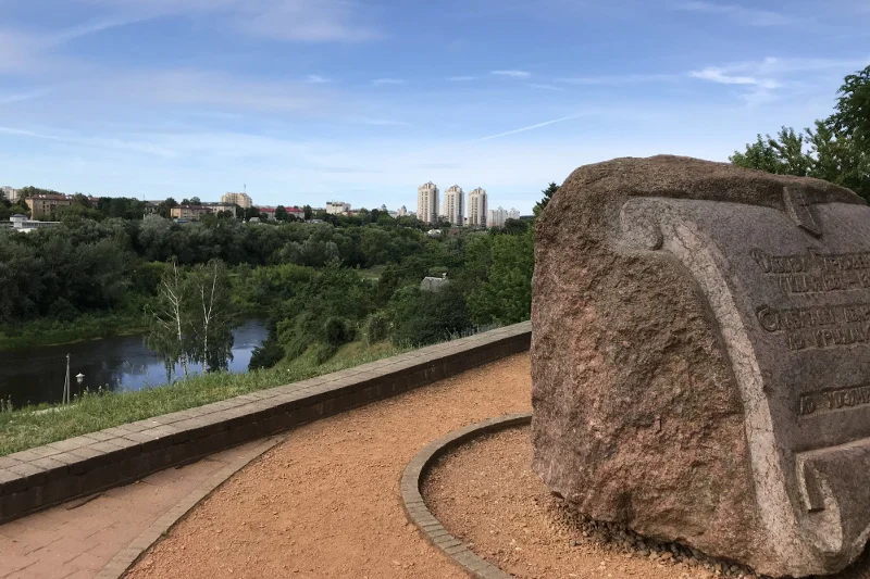Nad Niemnem. W tle pamiątkowy kamień Dawida Grodzieńskiego, XIV-wiecznego rycerza, który zasłynął tym, że nie przegrał żadnej bitwy z Krzyżakami.