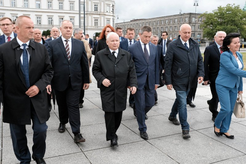 Na wyborczy wyniki PiS-u zdają się nie mieć wpływu żadne afery związane z politykami tego ugrupowania.
