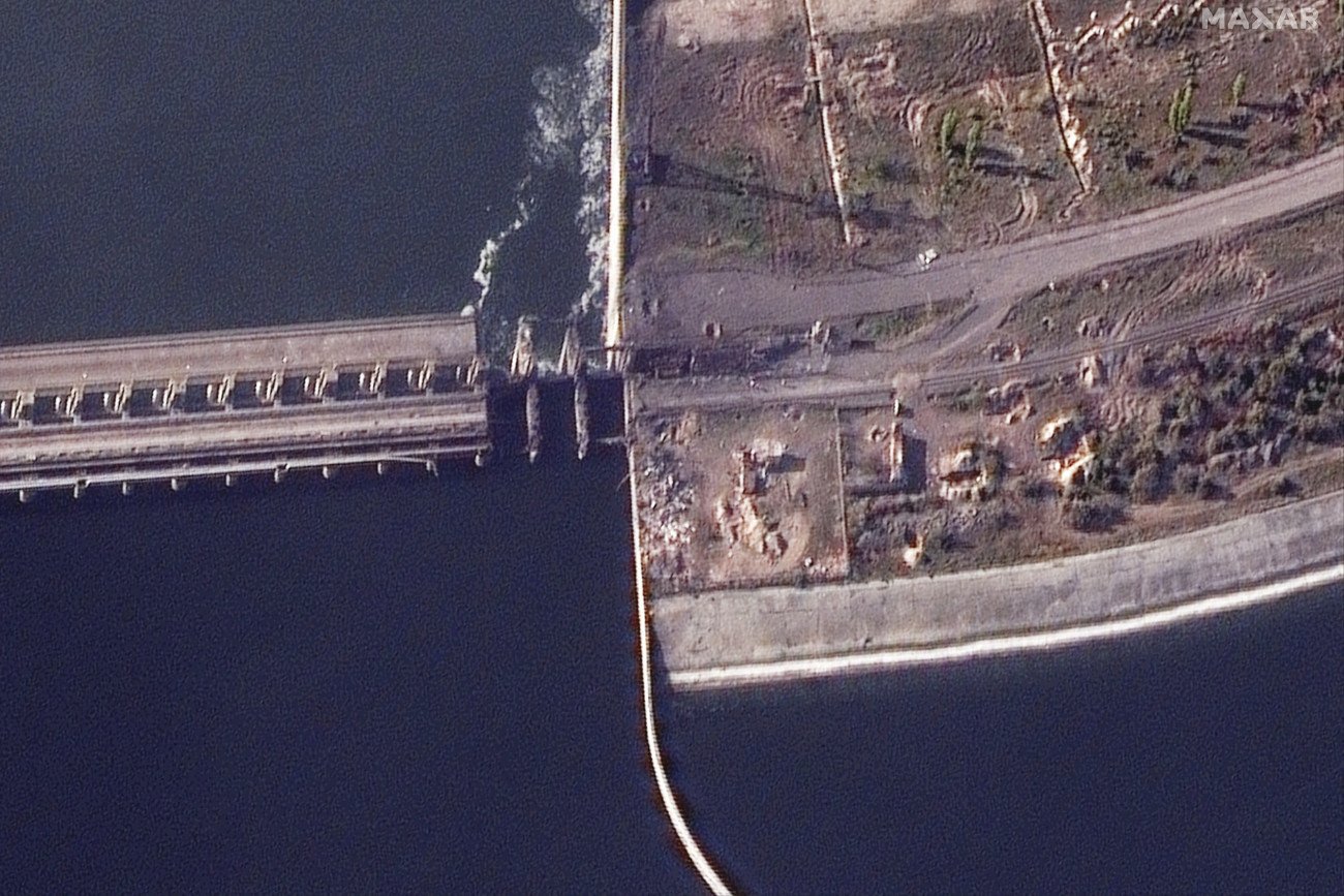 Rosjanie wysadzili mosty na Dnieprze. Są zdjęcia satelitarne.