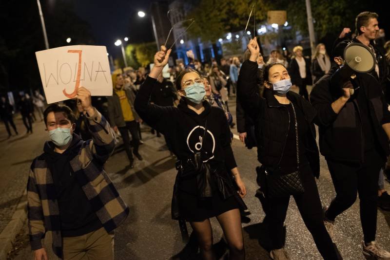 Poniedziałek to kolejny dzień protestów w Gdańsku. Blokada ulic. Trójmiasto: Dulkiewicz pisze o darmowych biletach.