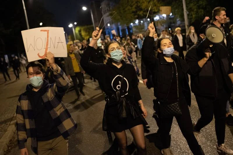 Poniedziałek to kolejny dzień protestów w Gdańsku. Blokada ulic. Trójmiasto: Dulkiewicz pisze o darmowych biletach.