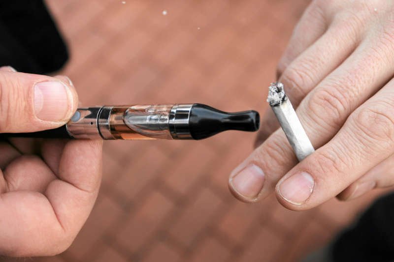 Koncerny farmaceutyczne lobbowały w PE przeciwko e-papierosom?