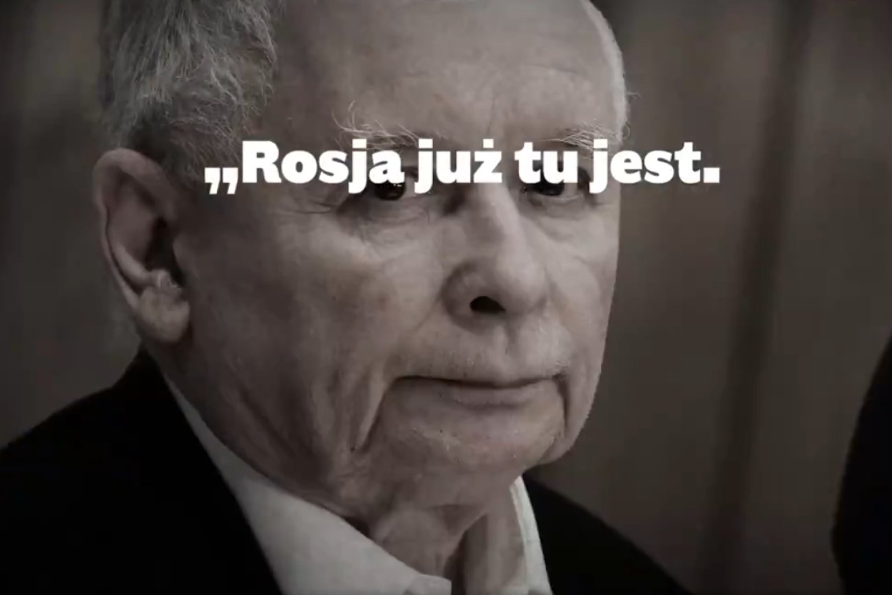 Mocny spot PO. "Rosja już tu jest". W tle zdjęcie Kaczyńskiego