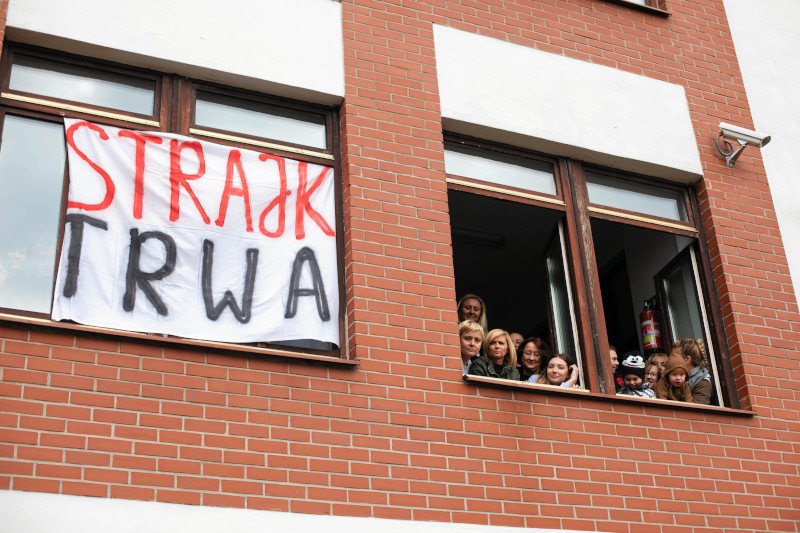 Nauczyciele w całej Polsce rozpoczęli drugi tydzień strajku. Ile wśród nich jest nauczycielskich małżeństw? Ilu samotnych?