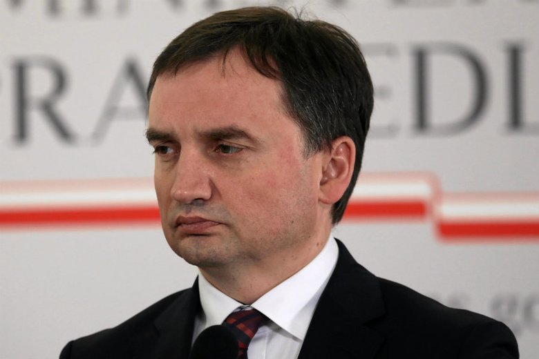 Zbigniew Ziobro zatrudnił w ministerstwie trzech recepcjonistów, którzy mają przyprowadzać gości do ministra. Kontrakt podpisano na dwa lata.