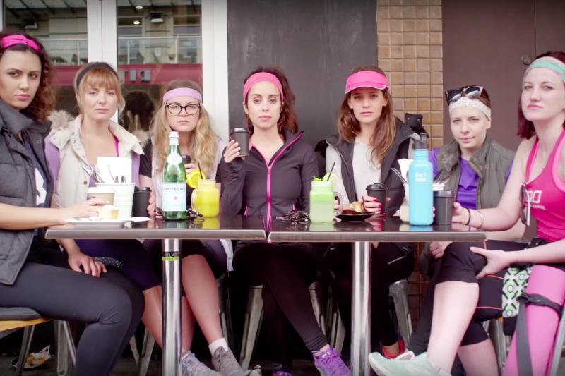 Kawa w strojach sportowych.