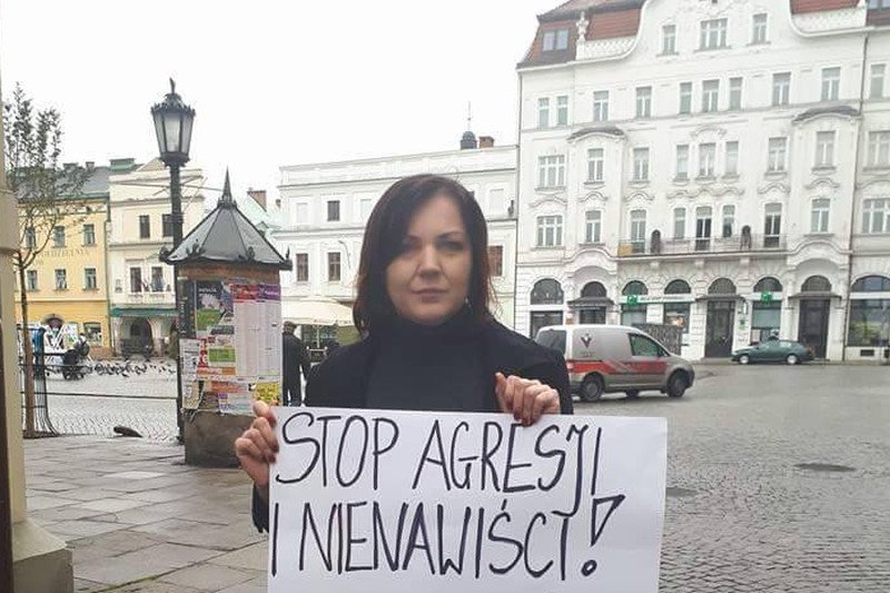 Gabriela Lazarek codziennie po pracy przychodzi pod biuro PiS w Cieszynie, by zwrócić uwagę na manifest mężczyzny, który podpalił się w Warszawie