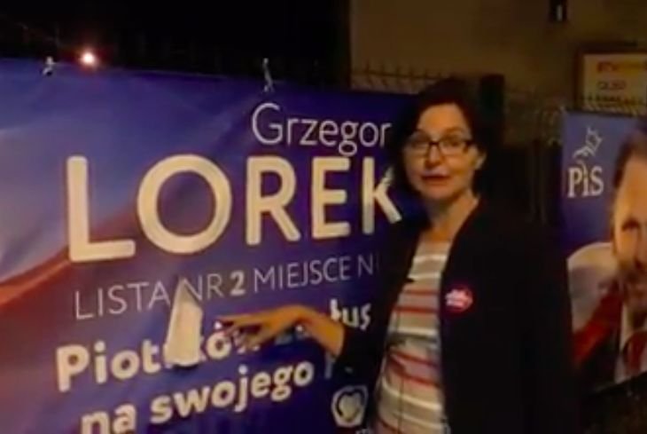 Anita Sowińska, jedynka Lewicy do Sejmu, pokazuje nalepkę na banerze posła PiS. Nalepka zakrywa numer listy, który był wylosowany dopiero wczoraj.