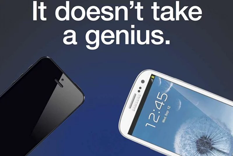 Reklama, w której Samsung próbuje "zagiąć" Apple'a.