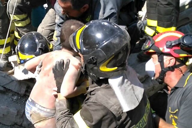 Wydobycie spod gruzów jednego z chłopców po trzęsieniu ziemi na włoskiej wyspie Ischia.