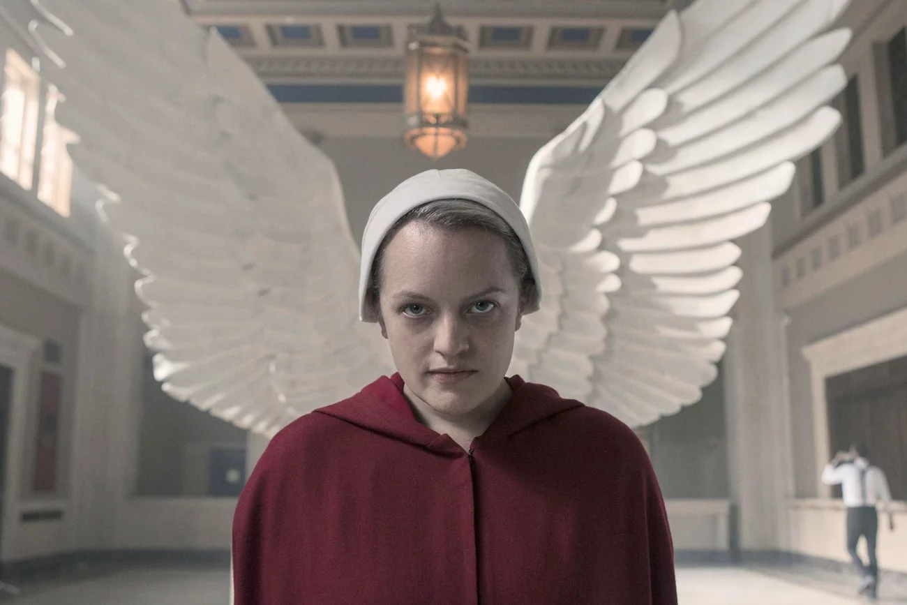 Elisabeth Moss w serialu "Opowieść podręcznej"