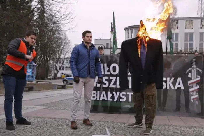 Bartosz Sokołowski - po lewej stronie palonej kukły, kandyduje z listy PiS.