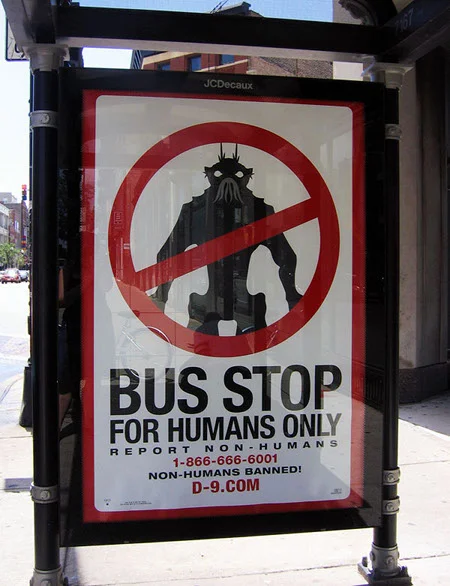 Plakat na przystanku autobusowym