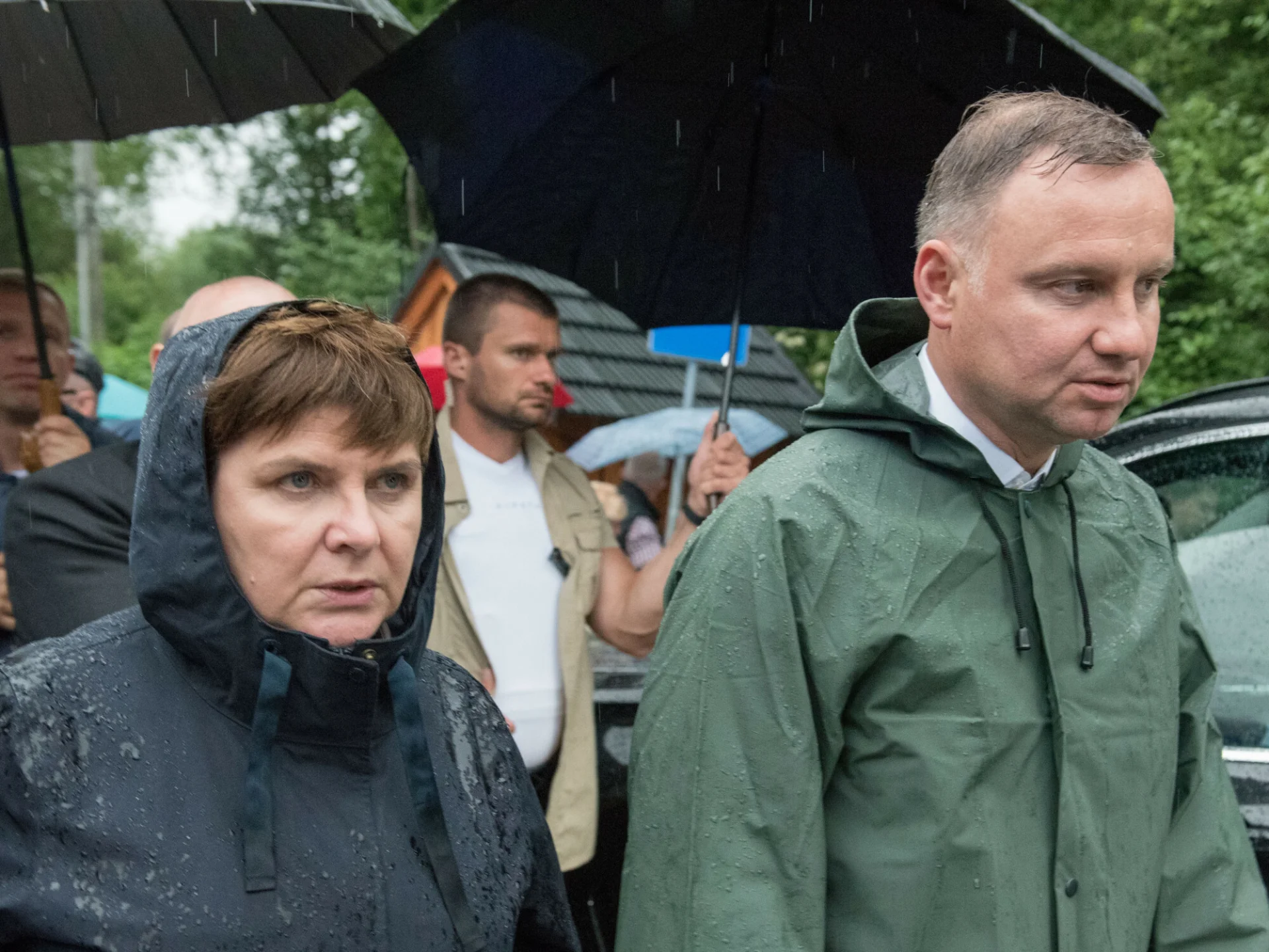 Politycy PiS od lat kwestionowali zmiany klimatu i podejmowali sprzeczne z celami klimatycznymi decyzje ws. węgla. Na zdjęciu prezydent Andrzej Duda i była premier Beata Szydło w strojach przeciwdeszczowych na miejscu powodzi w Polsce.