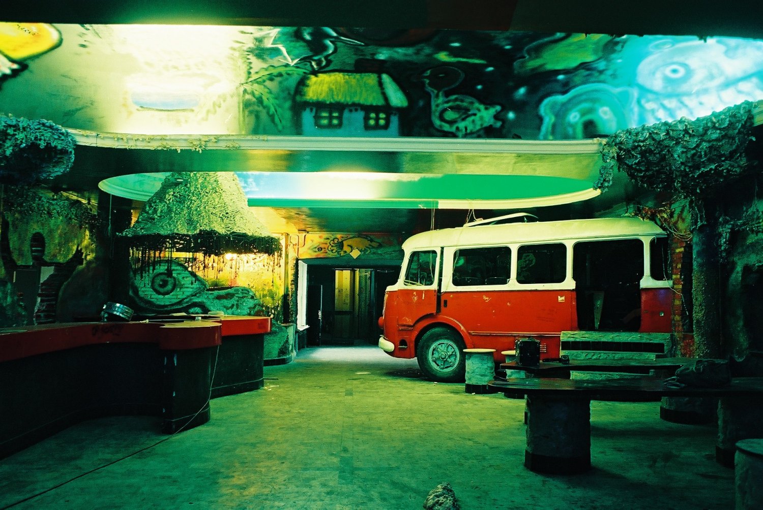 Wnętrze klubu, słynny autobus i bar w kształcie gitary.