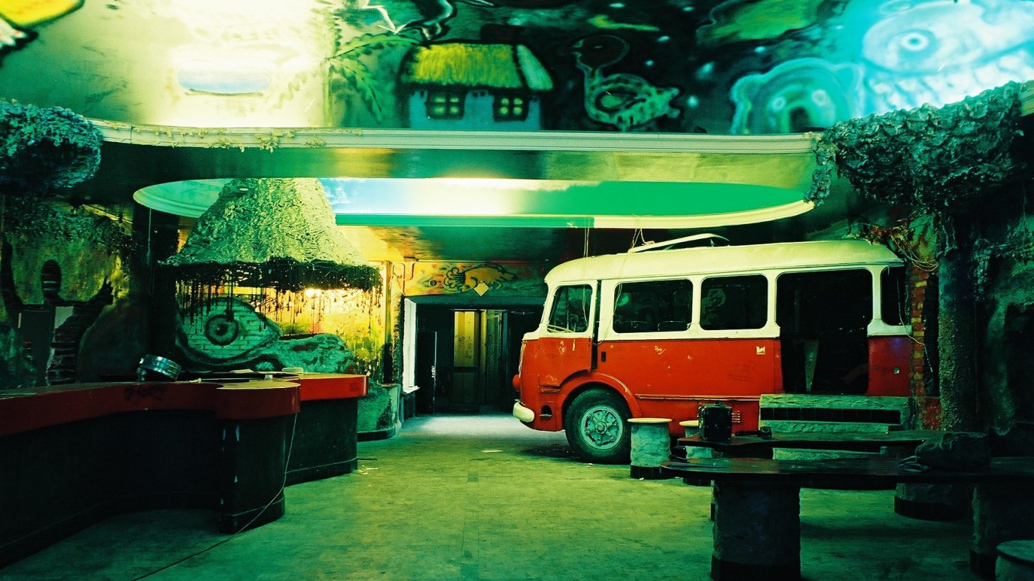 Wnętrze klubu, słynny autobus i bar w kształcie gitary.
