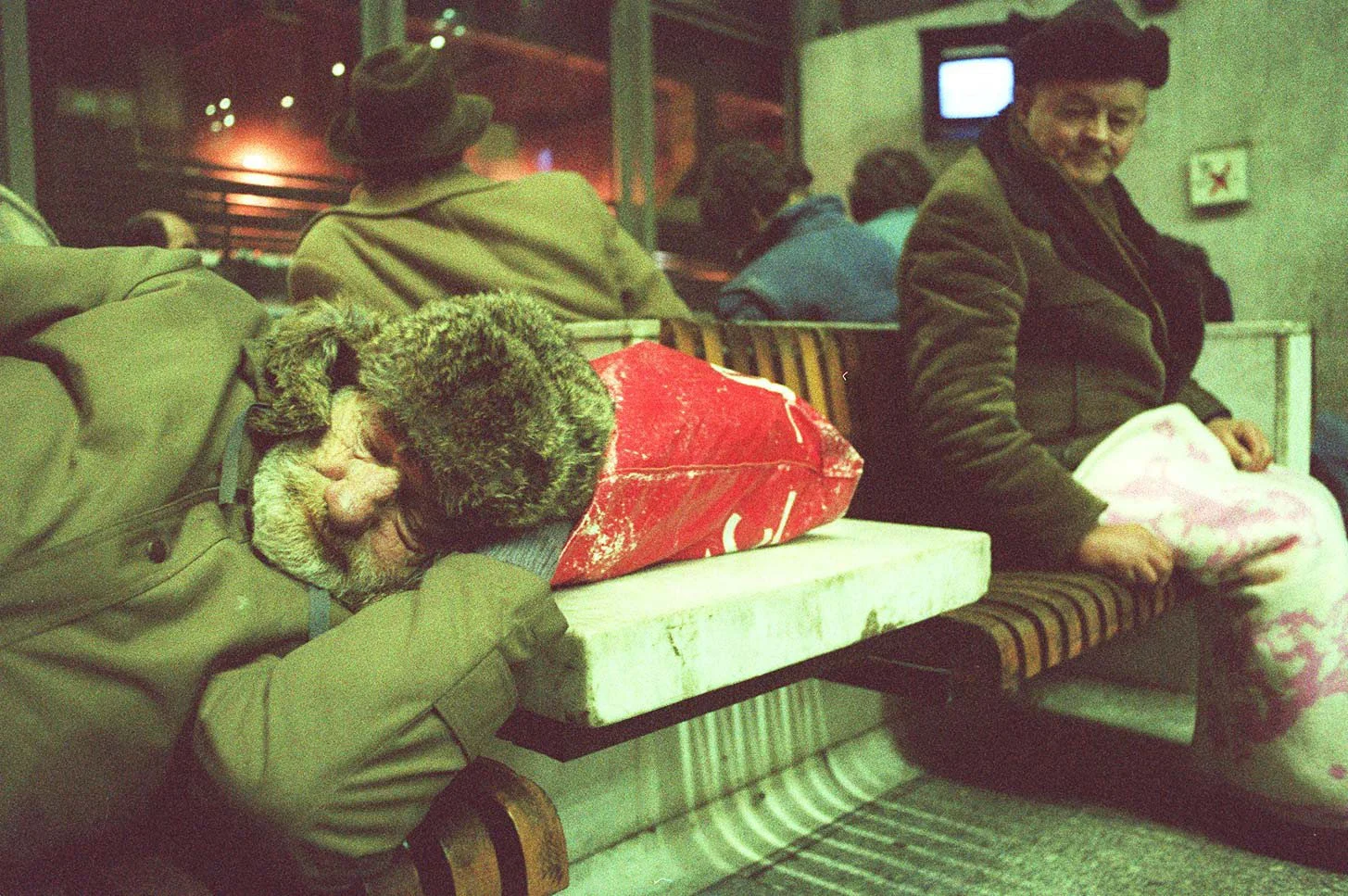 Bezdomni na Dworcu Centralnym w Warszawie - 1993 rok.