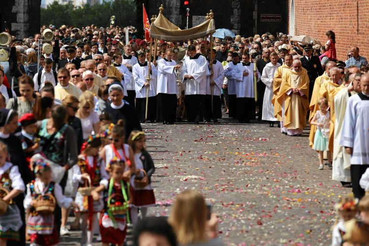 Czy w tym roku odbędą się procesje Bożego Ciała? Biskupi wydają zalecenia.