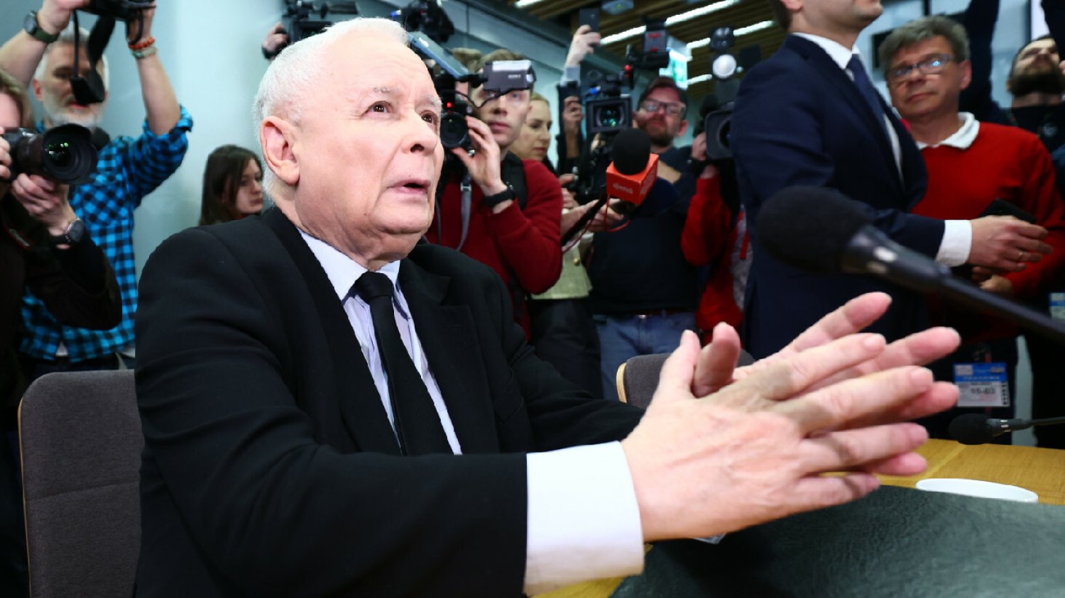 Jarosław Kaczyński broni Adama Glapińskiego. Prezes PiS mówi o spisku.