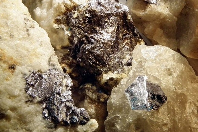 Polscy fizycy uzyskali bardziej precyzyjny od dotychczasowego model zjawisk zachodzących w sieci krystalicznej dwusiarczku molibdenu