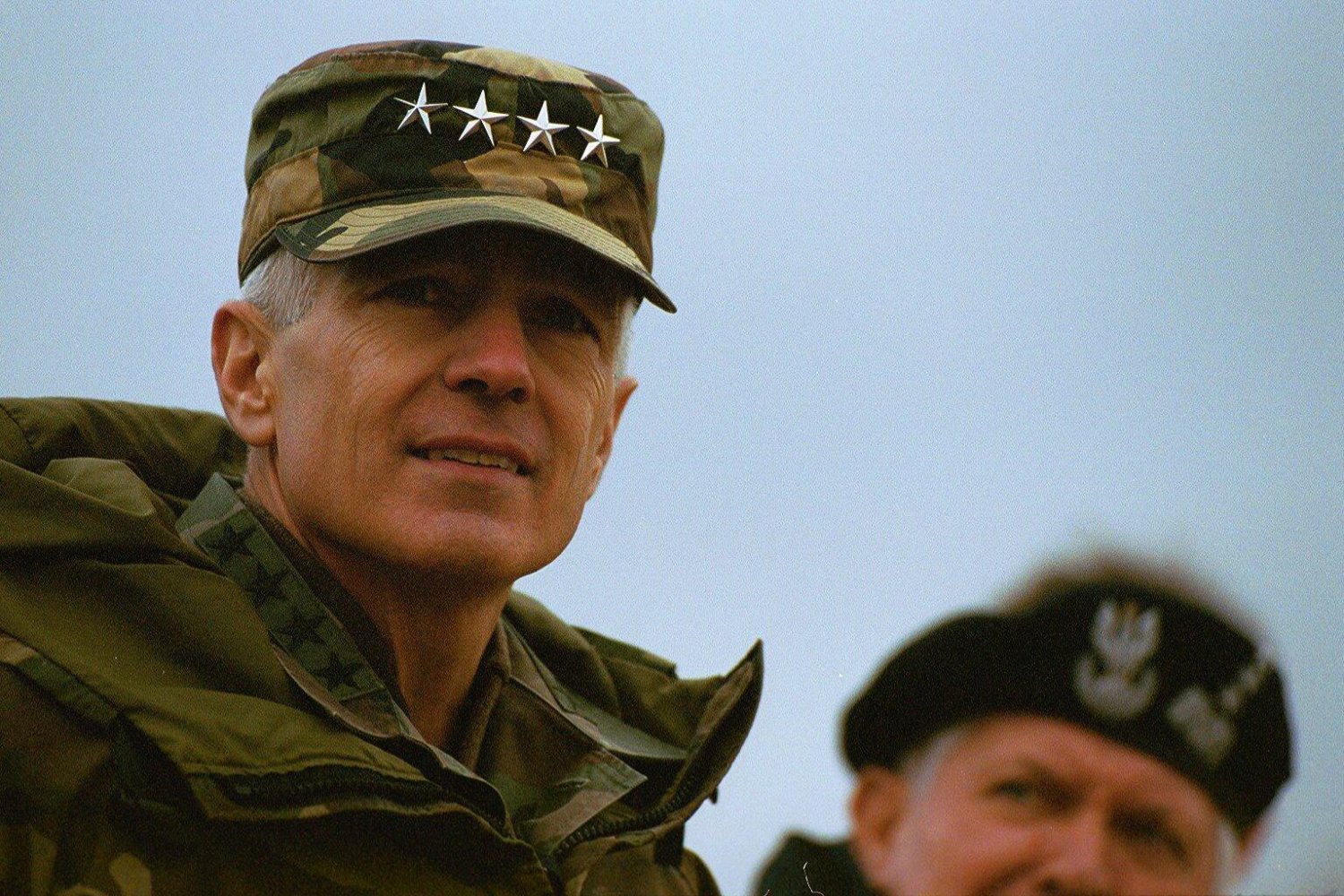 Gen. Wesley Clark na poligonie w Wesołej. Grudzień 1999 r.