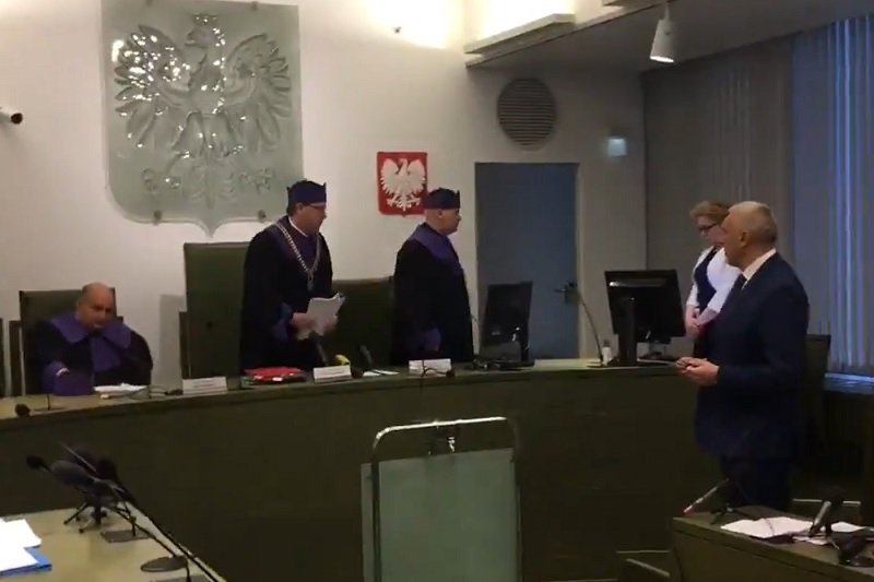 Roman Giertych nie przerwał swojego wystąpienia. Członkowie Izby Dyscyplinarnej SN wyszli z sali.