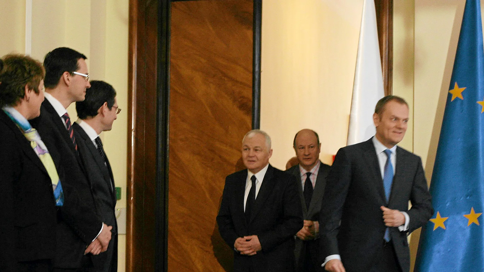 W rozmowie z naTemat Adam Jasser (na zdjęciu tuż obok Mateusza Morawieckiego) ujawnia, jak wyglądała współpraca świeżo upieczonego premiera rządu PiS z Donaldem Tuskiem.