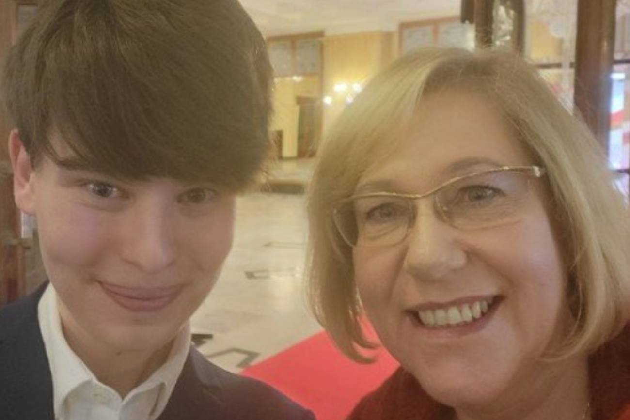 Kurator Barbara Nowak pozuje z Szafarowiczem. "Nie pluje na Polskę"