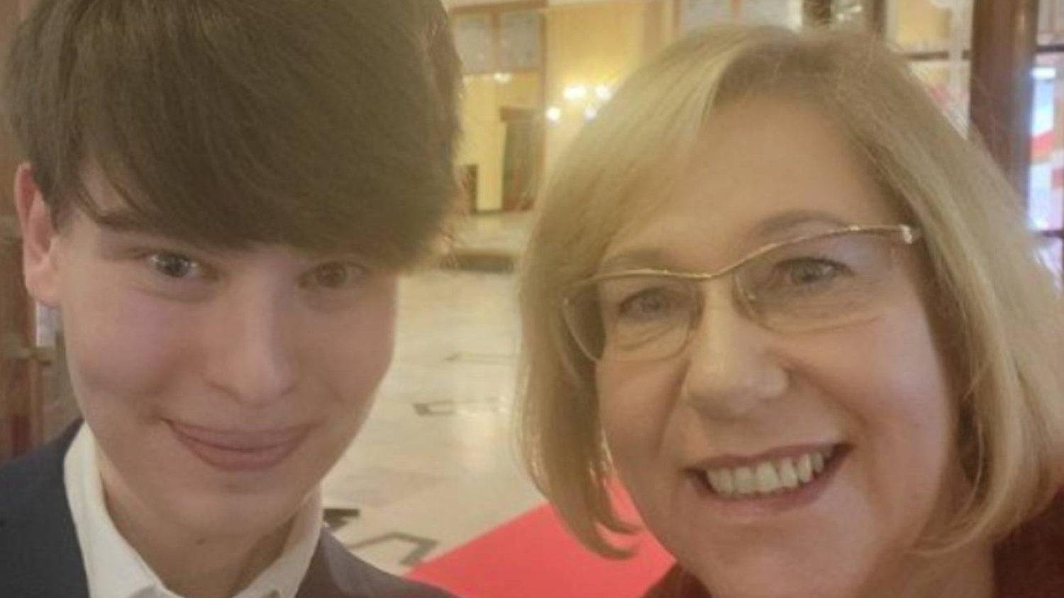 Kurator Barbara Nowak pozuje z Szafarowiczem. "Nie pluje na Polskę"