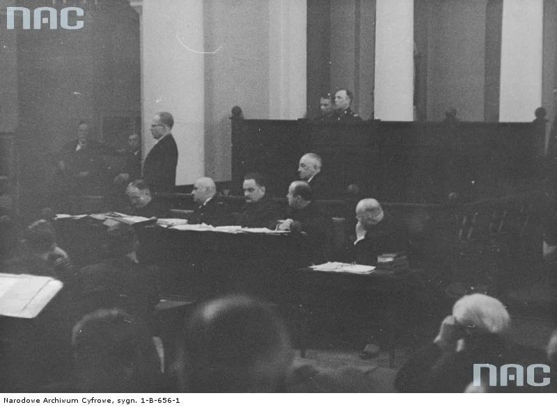Fragment procesu. Widoczni m.in.: oskarżeni Stanisław Cywiński i Aleksander Zwierzyński.
