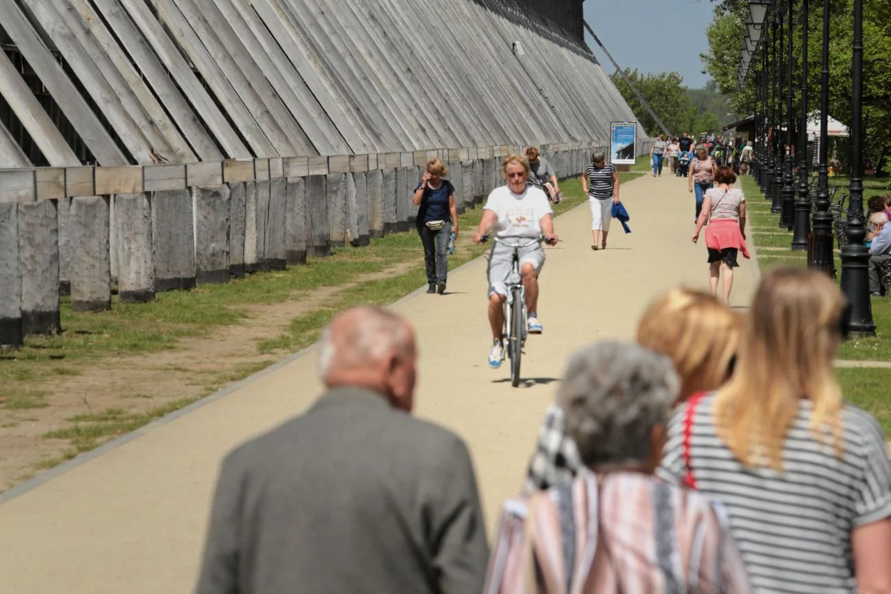 Bon turystyczny dla emerytów i rencistów ma szansę pojawić się późnym latem 2021 roku. Wskazujemy, jakie są jego najważniejsze założenia. Bon turystyczny dla emerytów i rencistów ma szansę pojawić się późnym latem 2021 roku.
