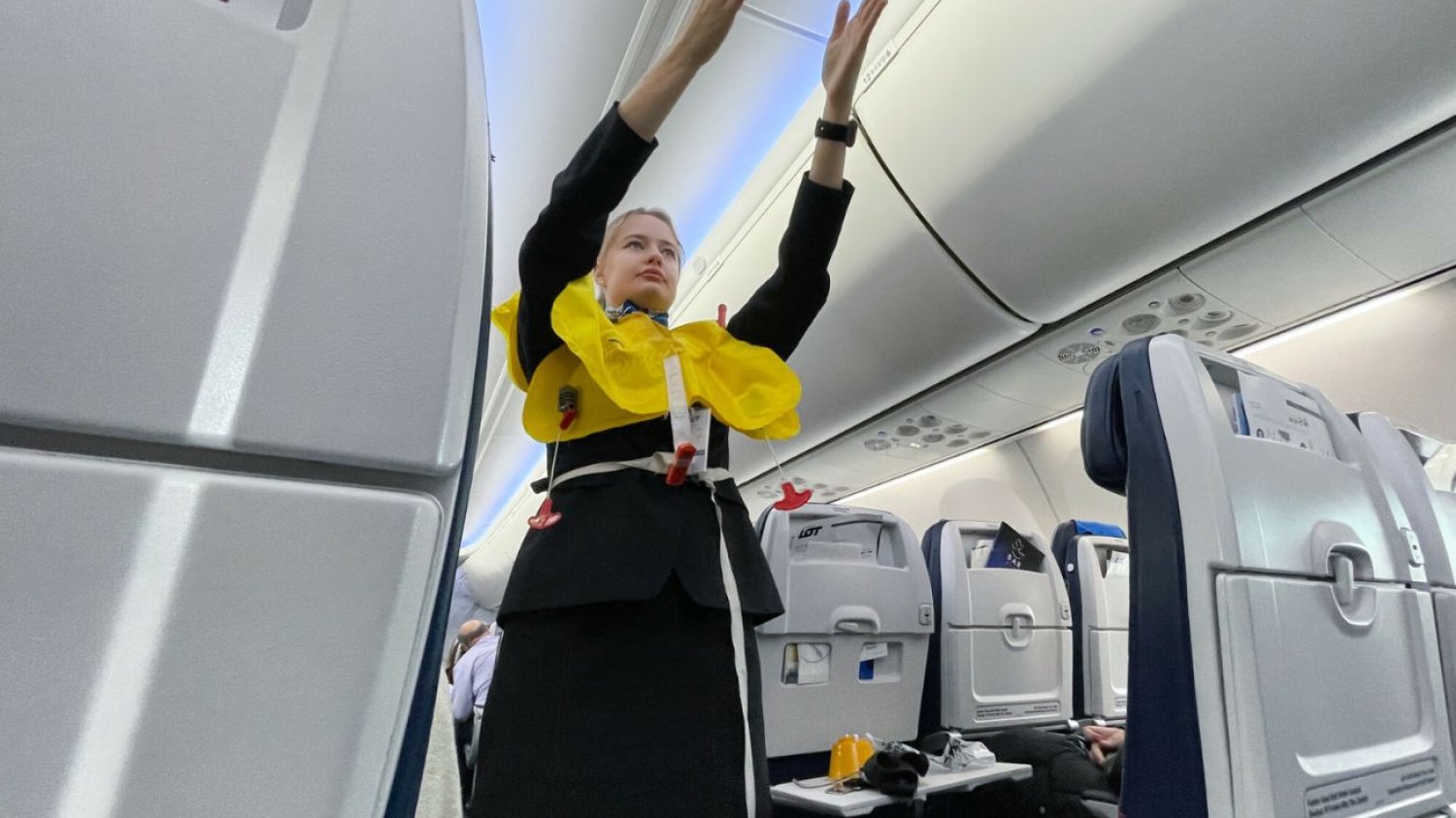 Tak wygląda szkolenie stewardesy w LOT Stewardesy PLL LOT przechodzą długie i trudne szkolenie
