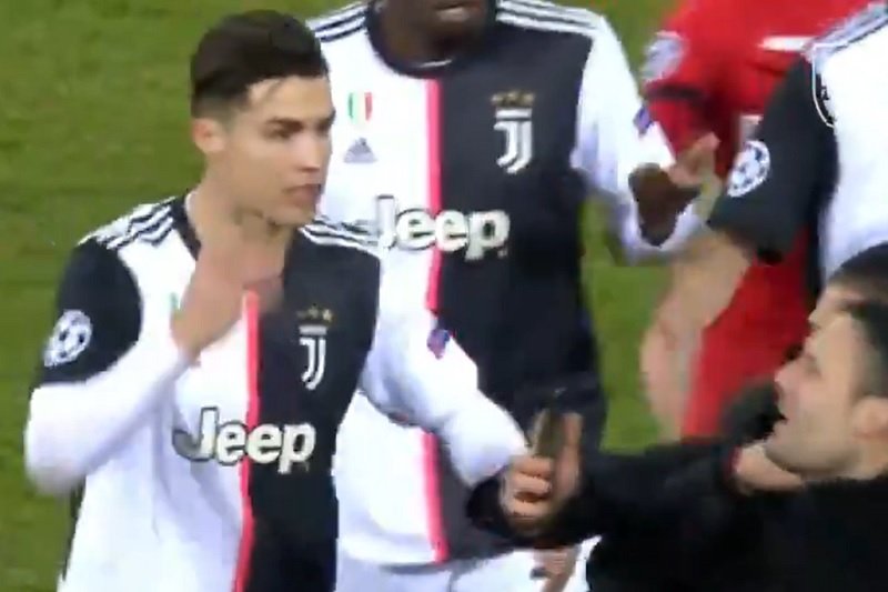 Cristiano Ronaldo był wściekły, kiedy podbiegł do niego kibic.