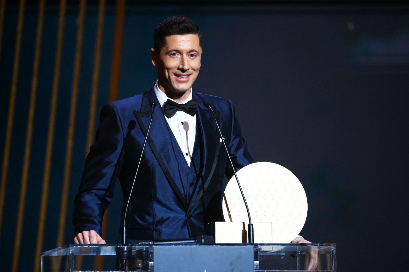 Robert Lewandowski podczas poniedziałkowej gali "France Football" odebrał nagrodę Najlepszego Napastnika roku 2021.