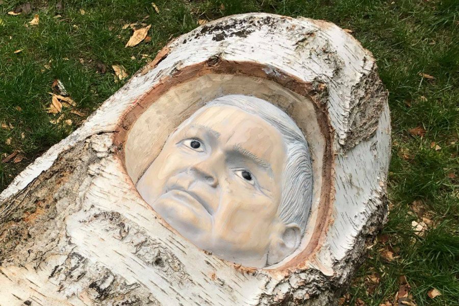 Kontrowersyjny projekt Pawła Althamera przedstawia Lecha Kaczyńskiego w pniu brzozy.