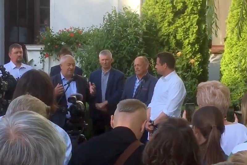 Rafał Trzaskowski spotkał się we wtorek z mieszkańcami wsi Radzicz. Rafał Trzaskowski spotkał się we wtorek z mieszkańcami wsi Radzicz.