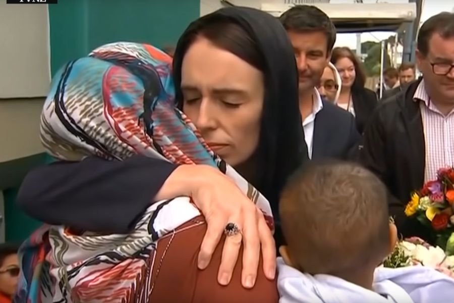 Jacinda Ardern jest chwalona za swoją reakcję na tragiczne zamachy terrorystyczne w Christchurch
