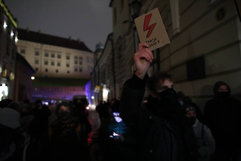 Strajkujący przechodzą przez Kraków.