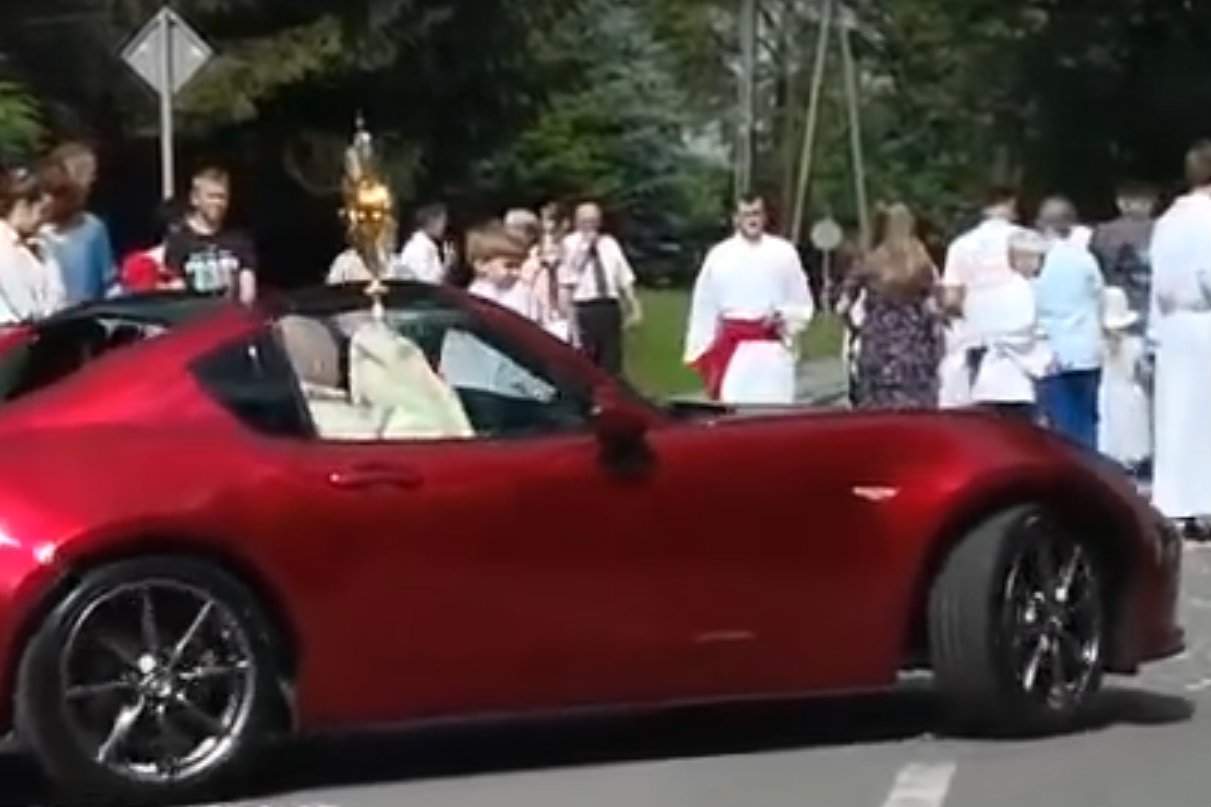 Proboszcz Alojzy Bok z Nowej Wsi przewodził procesji Bożego Ciała w czerwonym kabriolecie.