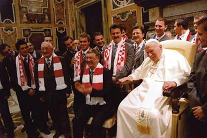 Papież Jan Paweł II razem z piłkarzami Cracovii