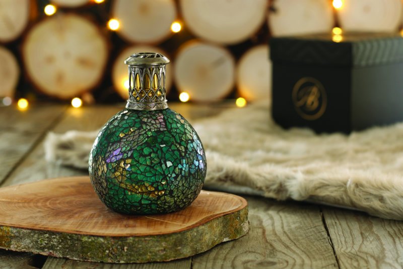 Ta lampa ze szklanej mozaiki to coś więcej niż tylko designerski bibelot