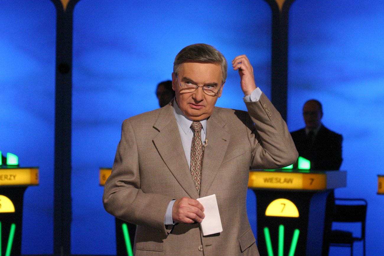 Tadeusz Sznuk prowadzący teleturniej "Jeden z dziesięciu".