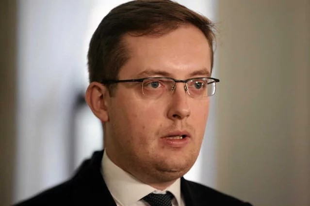 Robert Winnicki zapowiedział pozew przeciwko TVP w trybie wyborczym. Chodzi o zmanipulowanie wyników sondażu, który przedstawiono w "Wiadomościach".