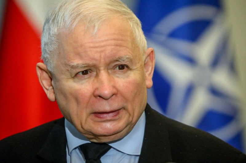 24 proc. badanych wskazało, że Jarosław Kaczyński odpowiada za zamrożenie środkowych unijnych